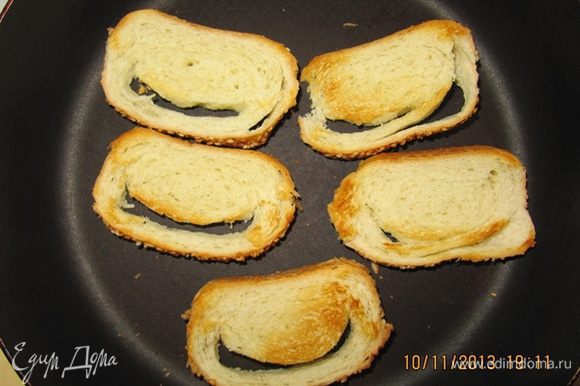Пока рыбка в духовке, поджарим на сухой сковородке несколько кусочков белого хлеба с 2 сторон.