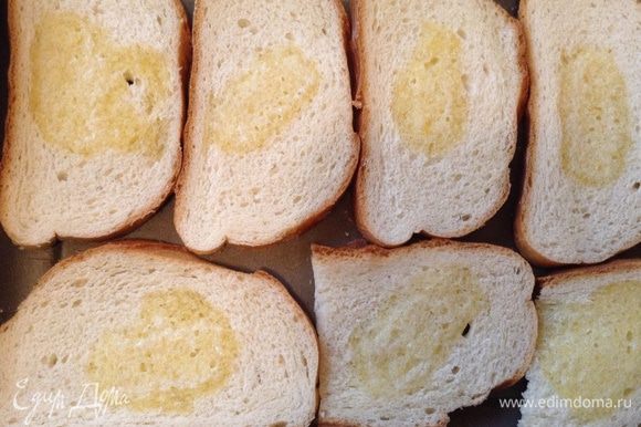 Хлеб уложить на протвень, на середину каждого положить небольшой кусочек сливочного масла и поставить в разогретую до 200 градусов духовку минут на 5-7.
