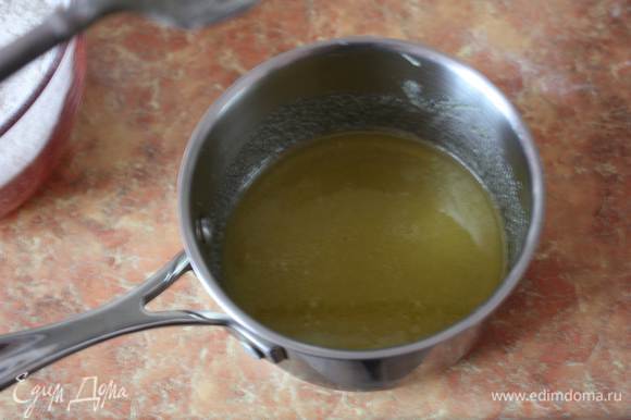 Нагреть духовку до 190 градусов. Мёд,сахар и инвертный сироп (или патоку) слегка подогреть и размешать. Добавить яйцо и все хорошо перемешать.