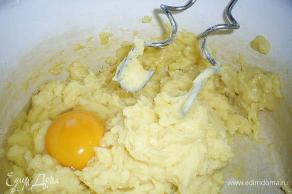 Даем остыть минут 5 и начинаем по одному (!) вмешивать яйца.