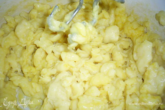 Можно перемешивать тесто вручную, последнее время я использую миксер с насадками для перемешивания теста. Вначале при размешивании яйца тесто берется комочками.