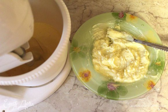 Разогреть духовку до 160 градусов. Взбить яйца с половиной сахара для коржа​​ в пышную массу. Размягченное сливочное масло растереть с оставшейся частью сахара, добавить к яйцам, взбить, добавить ванильный концентрат или эссенцию.