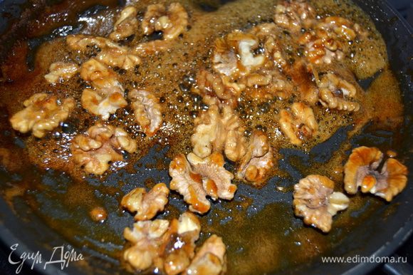 В сковороду выложить орехи и обжарить в оставшемся после груш соке с медом. Салатные листья,если требуется,помойте и просушите.