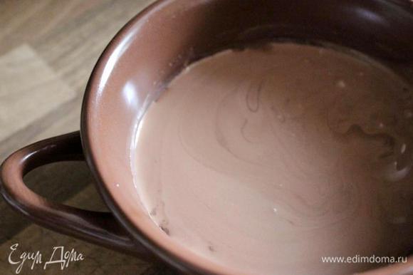 Шоколадный крем тоже готовится заранее. Для этого разогреть сливки, добавить кусочки шоколада и сливочное масло. Размешать массу до однородного состояния, охладить и убрать в холодильник на 2-3 часа, затянув пищевой плёнкой.