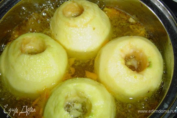 В кипящий сироп помещаем яблоки и провариваем 10 минут на медленном огне. Затем яблоки извлекаем из сиропа и даем им стечь.