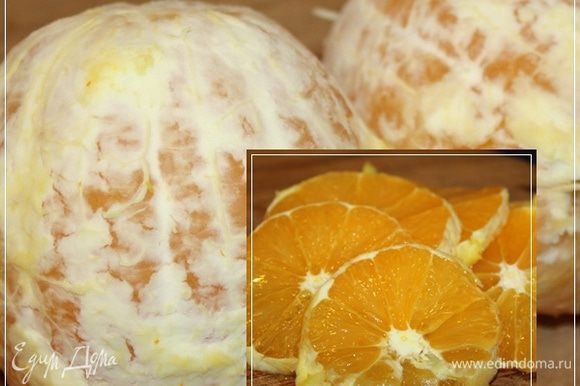А пока жир вытапливается, чистим пару апельсинов и нарезаем их. Тонко не режьте. Тут лучше всего выдержать миллиметров семь.