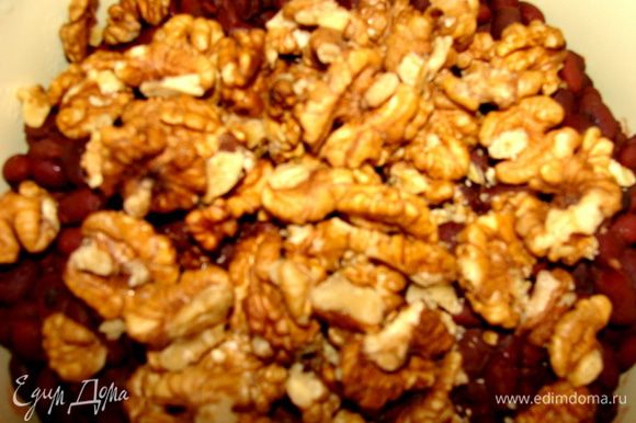 Орехи и кинзу смешать с фасолью. Добавить смесь перцев молотую по вкусу. Измельчить блендером до однородной массы.