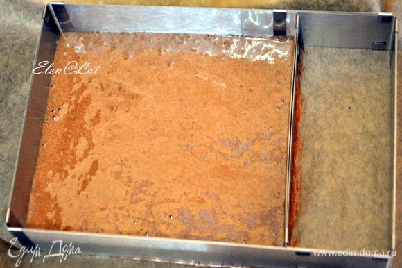 Печем шоколадный бисквит: Шаги приготовления точно такие же, как и в светлом, но с мукой вместе добавьте какао. Выпекать в прямоугольной форме. Примерно 20х15 см. Готовый корж остудить.