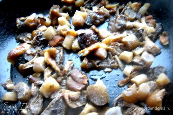 Отжимаю лишнюю жидкость и подсушиваю на сковороде для окончательного испарения лишней влаги. Шампиньоны и другие подобные грибы сразу обжарить в масле.