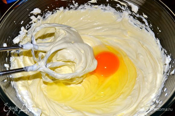 Смешать кремовый сыр (комнатной температуры!), сахар и муку. Мешать с помощью ручного миксера на средней скорости до образования однородной массы. По одному добавить яйца, каждый раз хорошо перемешивая.