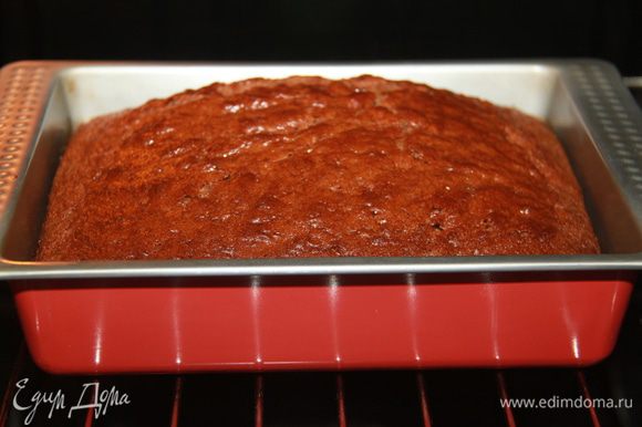 Вылить тесто в форму, выпекать при 180°С примерно 40 минут (ориентируйтесь на свою духовку).