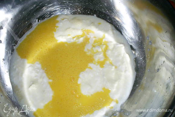 Дрожжи растереть с сахаром. Добавить взбитые вилкой два яйца, размягченное сливочное масло, соль, муку, кефир.