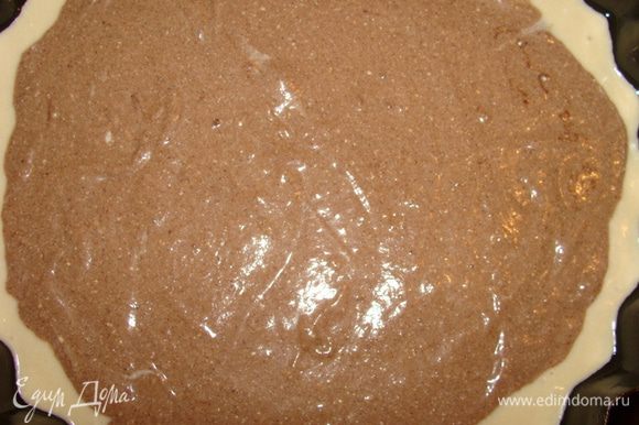 Половину теста вылить в смазанную маслом форму. В оставшуюся половину добавить 2 с/л какао, вылить тесто сверху.