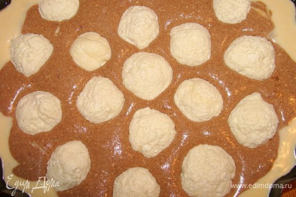 Достать творожные шарики из морозилки, вдавить их в тесто. Поставить выпекать пирог в разогретую до 180* духовку на 45-60 минут. Вынуть пирог из духовки, полностью остудить.