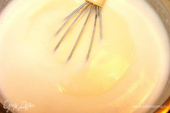Для заварного крема: взбить яйцо с ванилью, 2 с/л без горки муки и 150 г сахара, добавить 400 мл молока. Поставить на медленный огонь и варить до загустения, непрерывно помешивая венчиком. Остудить.