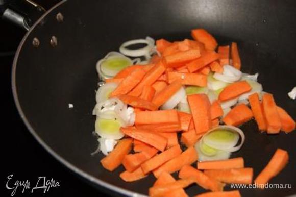 Морковь и лук обжарить на оливковом масле 5 минут на среднем огне.