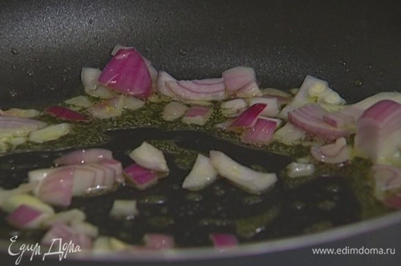 В сковороду, где жарилось мясо, добавить оставшееся сливочное масло и обжаривать измельченные овощи на небольшом огне в течение 10 минут.