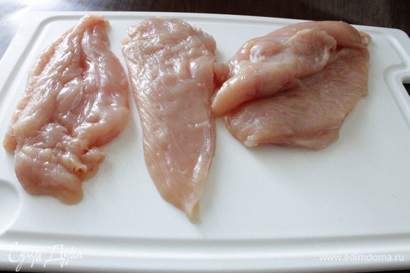 Куриную грудку разделить на два филе. Затем каждое филе разрезать на два пласта.