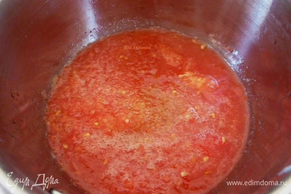 Соус: Помидор порезать на маленькие кубики. В маленькой кастрюле смешать помидор, томатную пасту, воду, паприку, сахар, соль и перец. Довести до кипения и потушить на маленьком огне 15 минут.