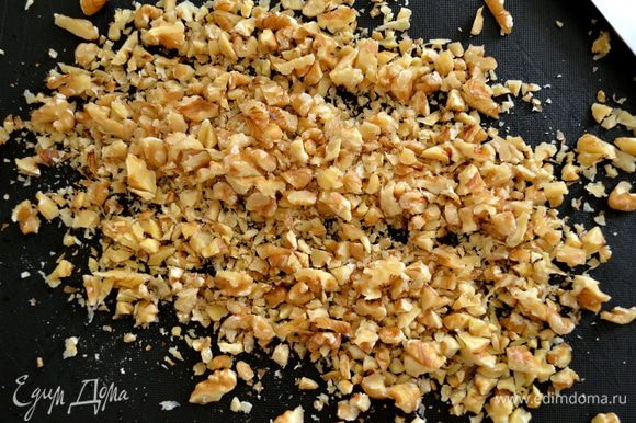 Орехи (лучше всего миндаль, но можно смело заменить на грецкие или пекан; в моем случае - грецкие) порубить...
