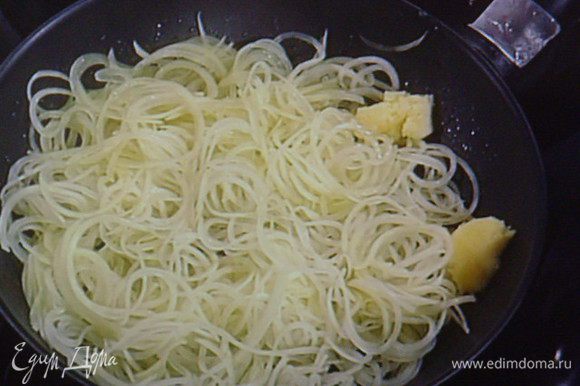Жарим коржи: для этого разогрейте масло на сковороде и разделив мысленно картошку на 3 части, выложите 1 часть на сковородку, немного её придавив, чтобы образовался корж.