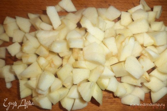 Для начинки 4 крупных яблока очистить от кожуры, удалить семена, мякоть нарезать мелкими кубиками.