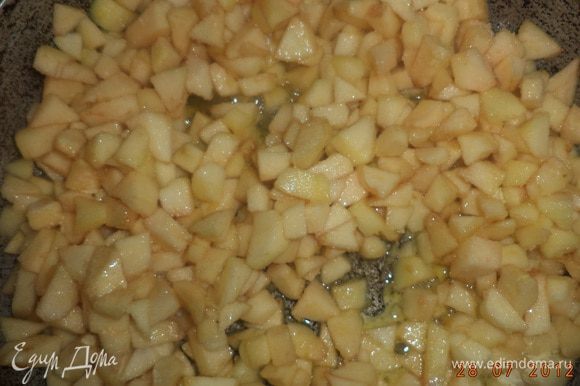 На сковороде растопить сливочное масло, выложить яблоки и 3-4 ст. лож. сахара. Потомить фрукты несколько минут, посыпать корицей, перемешать и убрать с огня.