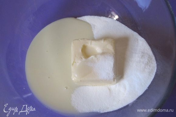 Для крема в миску выложить 100 грамм размягченного сливочного масла, 3 столовые ложки сгущенного молока и 3 столовые ложки сухого молока.