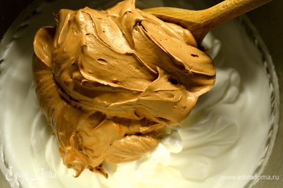 Теперь заканчиваем приготовление нашего крема! В готовые взбитые белки добавляем по частям шоколадно-масляный крем и аккуратно перемешиваем до однородности.