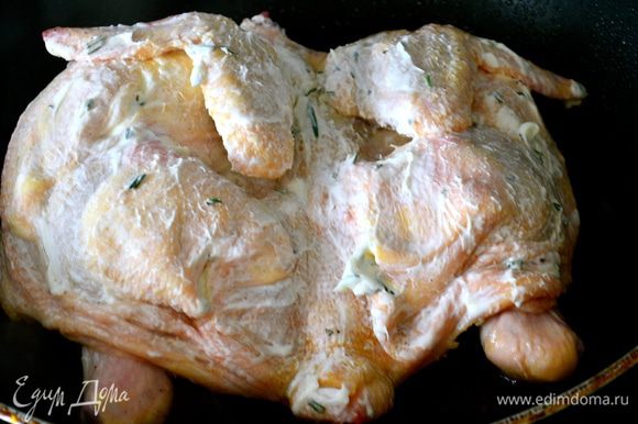 Разогреть в большой тяжелой сковороде оливковое масло. Посолить и поперчить тушку цыпленка с внутренней стороны и уложить обжариваться сначала внутренней стороной вниз.