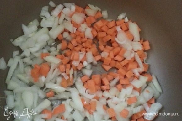 Лук нарезаем, морковь натираем на крупной терке, обжариваем на рафинированном растительном масле.