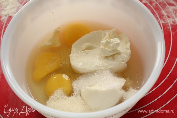 для начинки: Смешиваем сахар, яйца, творожный сыр, сметану и манную крупу.