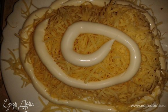 Сыр, чеснок - через терку, добавить майонез.