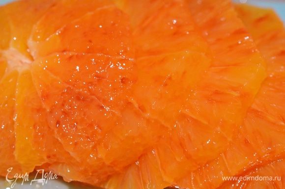 Апельсин почистить так, чтобы по краям не осталось белой прожилки. Затем нарезать апельсин тоненькими пластинами. Пластины распределить по трём тарелкам.
