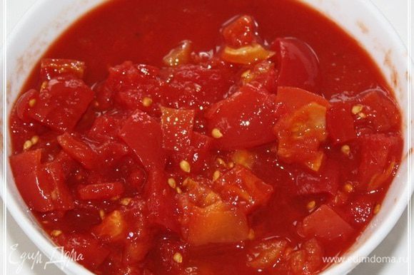 А потом помидорки порубить. Тоже мелко. И, конечно, не упустить сок. Или соус? В общем – томатную мякоть, как обозначено на банке.