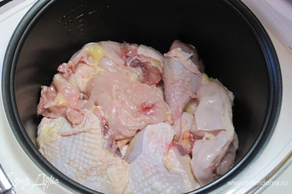 Курицу промыть, нарезать на куски, сложить в чашу мультиварки.