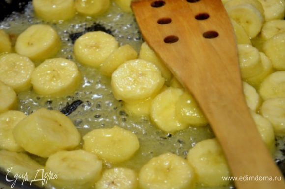 В растопленное масло с сахаром выложить бананы, нарезанные на кусочки!Обжариваем бананы примерно 10 минут, до мягкости.