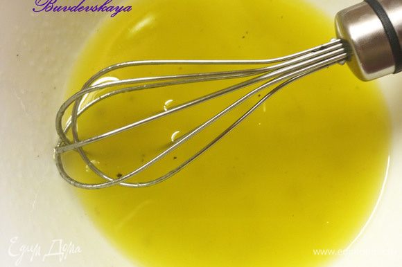 1. Взбить венчиком или вилкой оливковое масло, лимонный сок, соль, мед, свежемолотый черный перец.