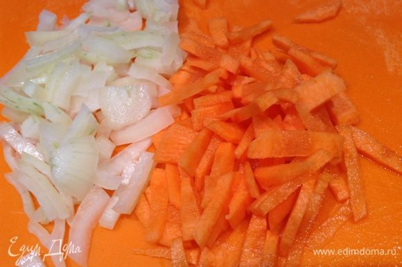 Нарезать картошку, морковь, лук, перец, цветную капусту.