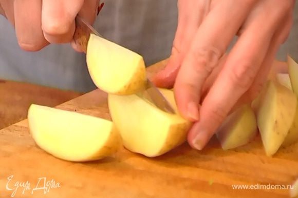 Картофель вымыть и, не очищая, нарезать дольками.