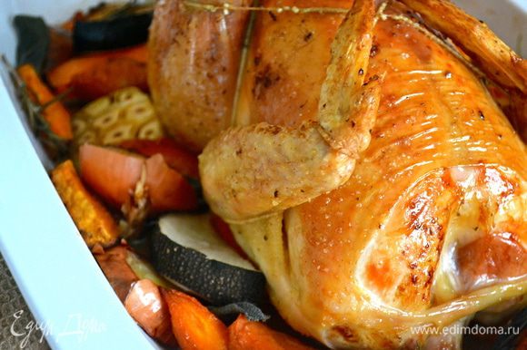 Готовое блюдо достать из духовки, накрыть цыпленка пищевой фольгой и оставить на 30 минут.