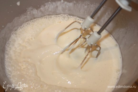 Готовим тесто: смешиваем сметану, яйцо, сахар, разрыхлитель, соль, растительное масло, водку.