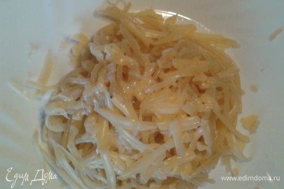 На тарелку выкладываете горячие спагетти, затем сыр через терку.