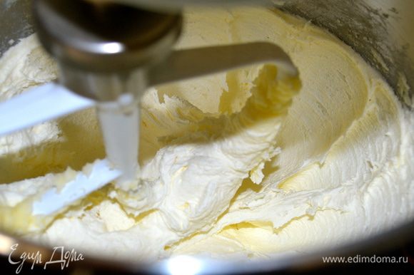 Затем в чаше кухонного комбайна взбить размягченное сливочное масло с 200 г сахарной пудры и ванильным сахаром до кремового состояния.
