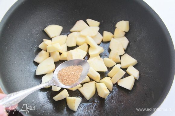 Яблоки очистить от кожицы и семян, нарезать небольшими ломтиками. Обжарить яблоки с сахаром.