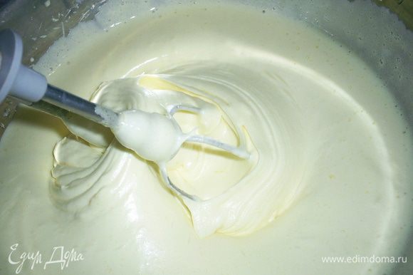 Яйца взбиваем с сахаром, ванилином и солью до получения густой белой массы (взбивать не менее 10 минут).