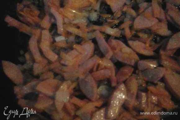 Лук нарезаем кубиками. Морковь натираем на крупной терке, сосиски нарезать соломкой (вместо сосисок можно использовать бекон или колбасу). Все обжариваем на растительном масле.