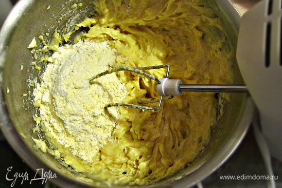 Размягчённое масло, яйца, сахар, сливки и 3 столовые ложки тертого сыра взбить блендером до однородности. Понемногу всыпать муку и замесить тесто.