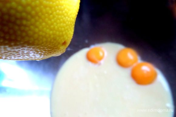 Выдавить сок лимона с помощью силиконовой давилки. Сок можно уменьшить, если не любите кислинку в выпечке.
