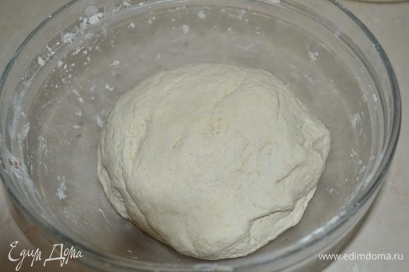 Добавляем к натертой картошке муку. крахмал и творог, солим, замешиваем тесто. Тесто должно быть крутым но не липнуть к рукам.